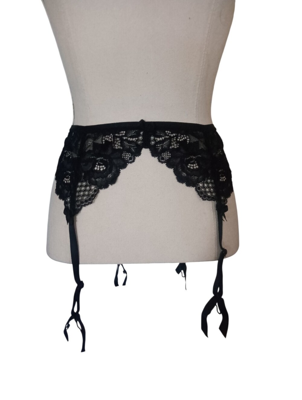 Felina Lingerie Black Lace Garter Belt Size M/L NWOT